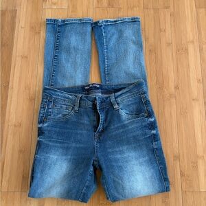 Wallflower Women's Classic Blue Straight Leg Jeans, legendary fit